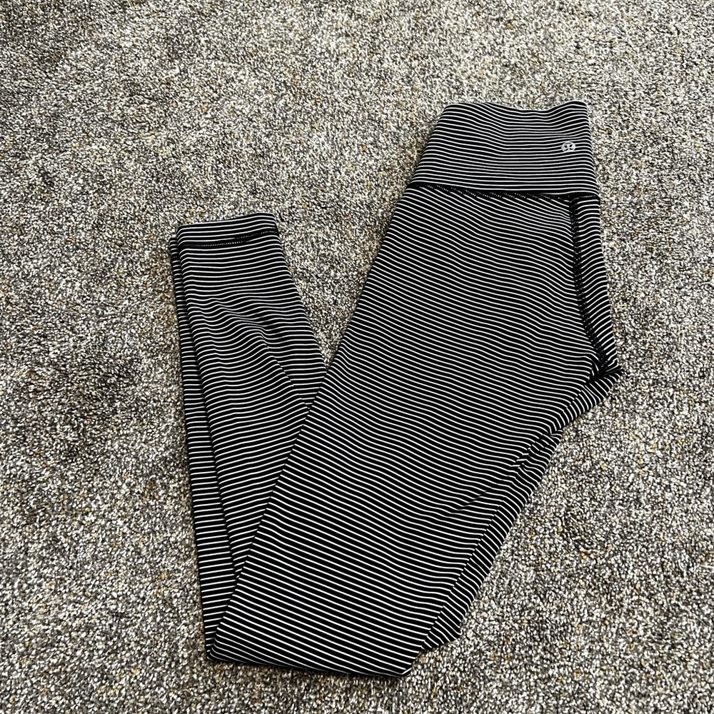 Like new, Lululemon wunder under leggings